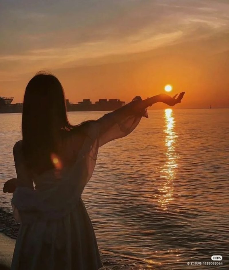 Tạo dáng chụp ảnh nghệ thuật với ánh hoàng hôn trên biển