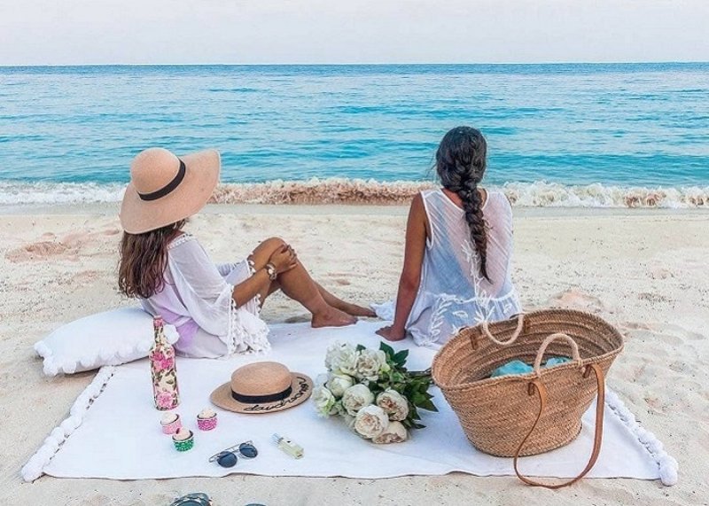 Tạo dáng nhóm đi biển theo chủ đề picnic sôi động