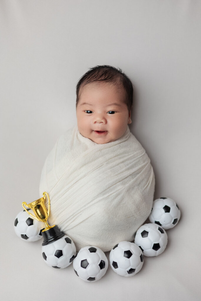 Chụp ảnh newborn cho bé Dino trong concept Mini soccer
