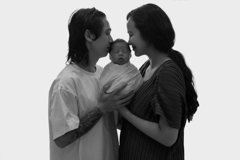 Vợ chồng Tronie Ngô đón con đầu lòng