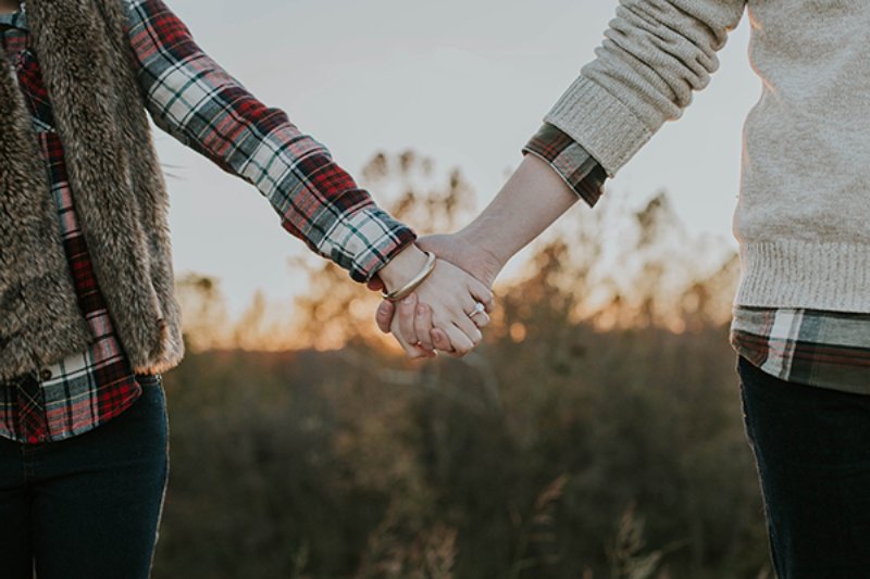 Tạo dáng chụp tay couple