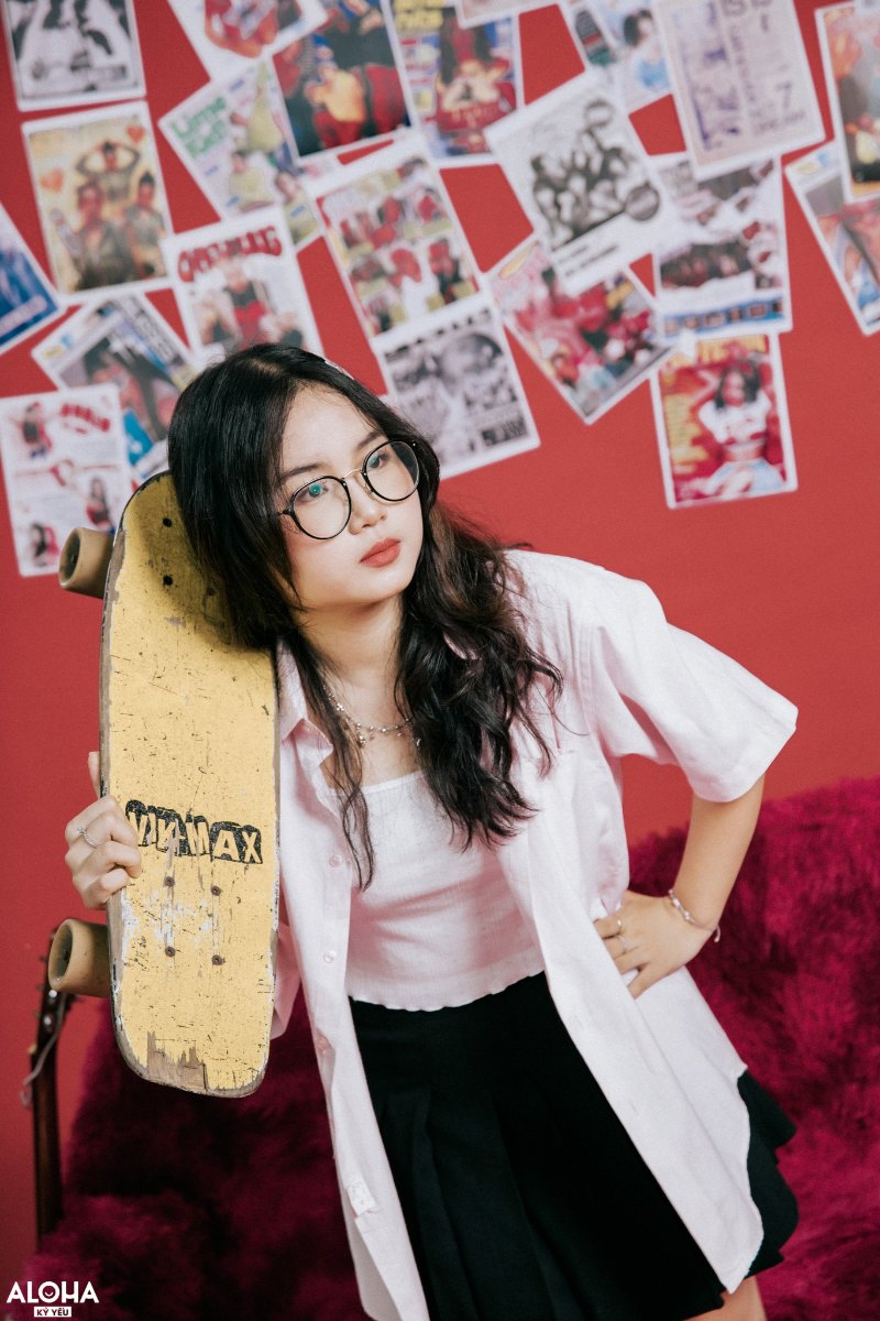 Outfit áo phông cùng chân váy tennis và cách phối đồ chụp kỷ yếu năng động