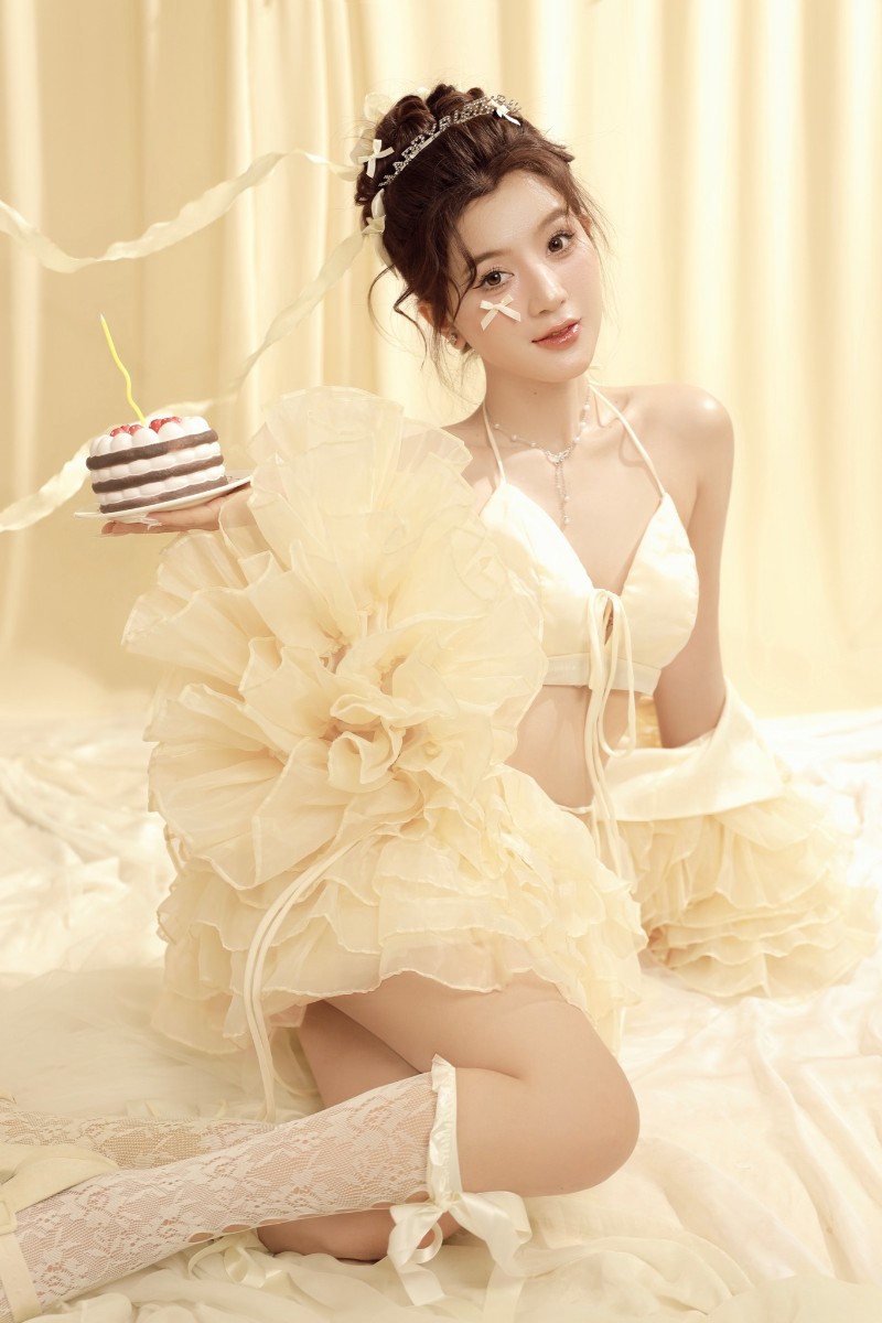 Tạo dáng chụp ảnh sinh nhật trên giường