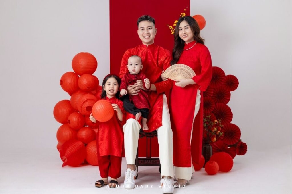 Chụp ảnh gia đình 4 người concept tết