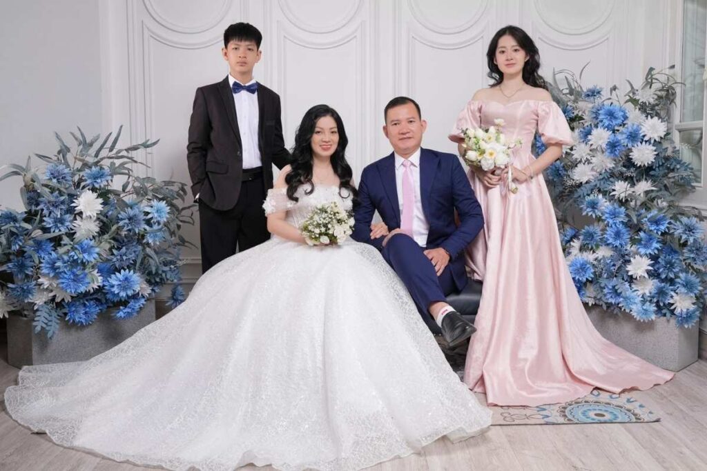 Chụp ảnh gia đình 4 người truyền thống