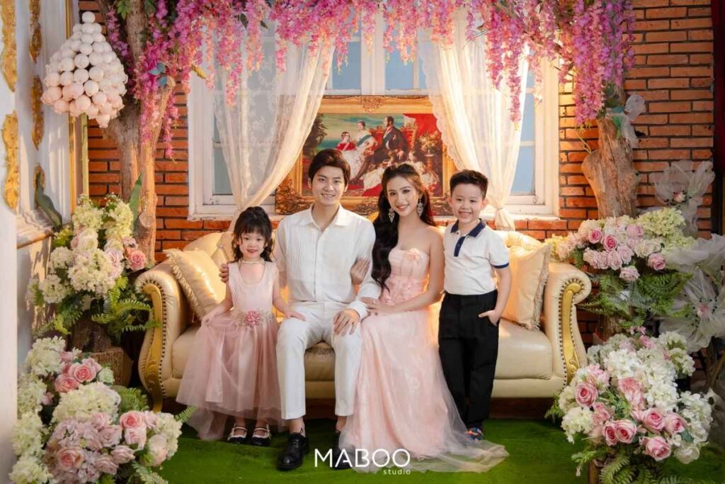 Chụp ảnh gia đình 4 người (nguồn: Maboo studio)