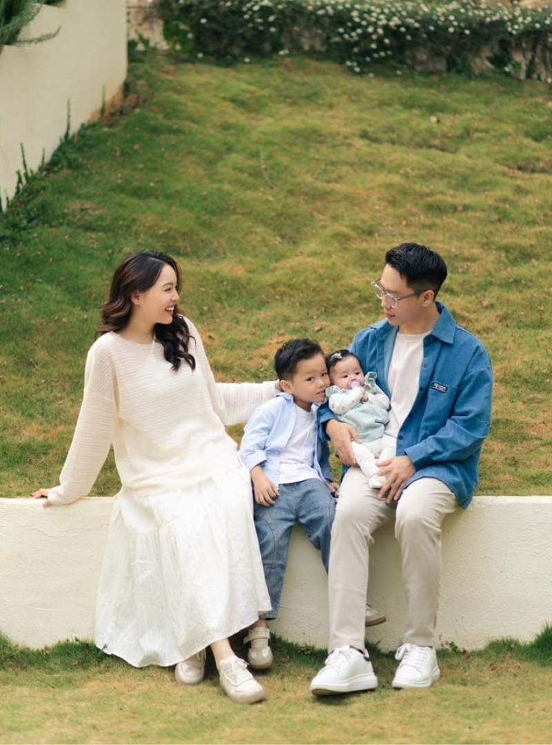 Tạo dáng chụp ảnh gia đình 4 người tự nhiên