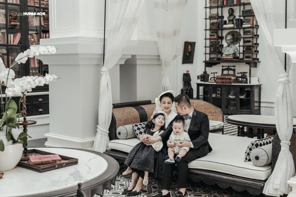 Chụp ảnh gia đình 4 người (nguồn: Nupakachi studio)