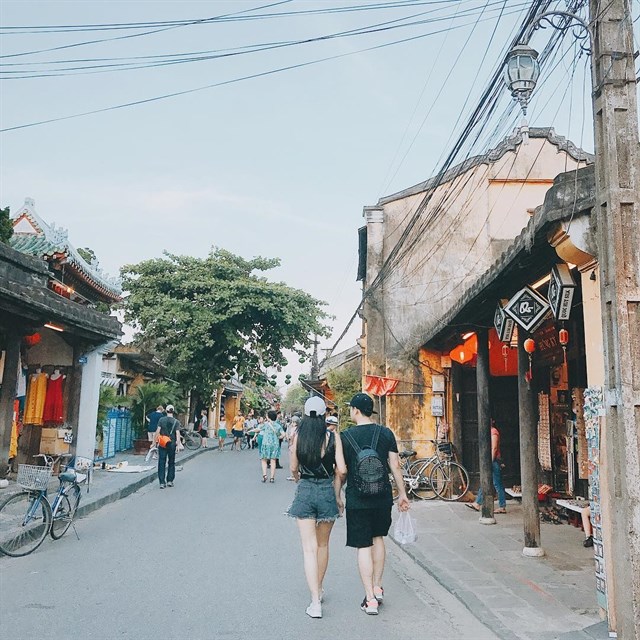 Ảnh chụp sau lưng cặp đôi