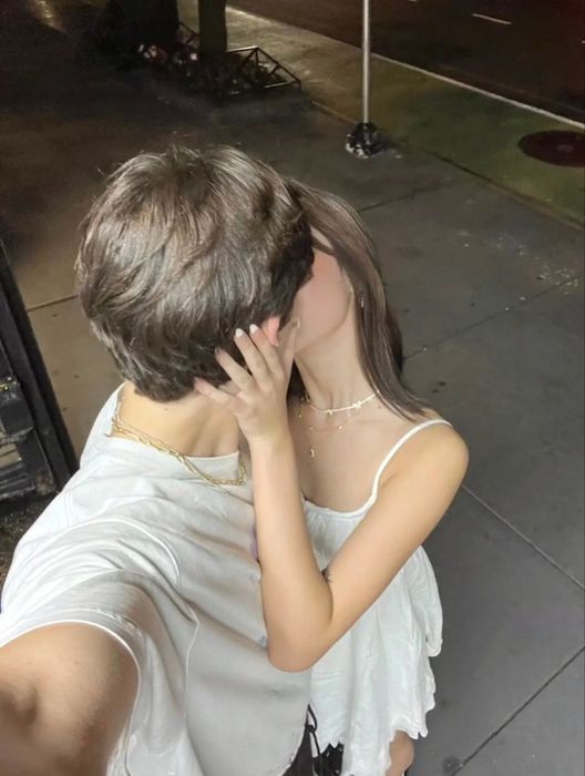 Chụp ảnh đôi yêu nhau hôn che mặt