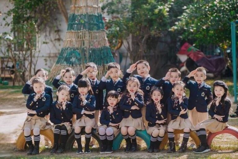Tạo dáng chụp ảnh kỷ yếu mầm non phong cách lễ hội