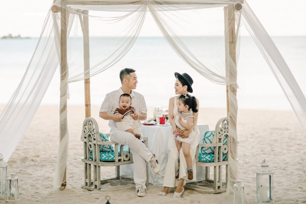 tạo dáng chụp ảnh gia đình 4 người đi biển