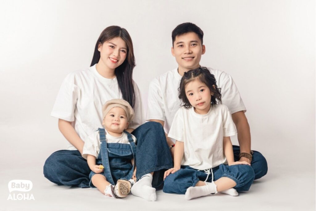 Chụp ảnh gia đình 4 người (nguồn: Aloha baby studio)