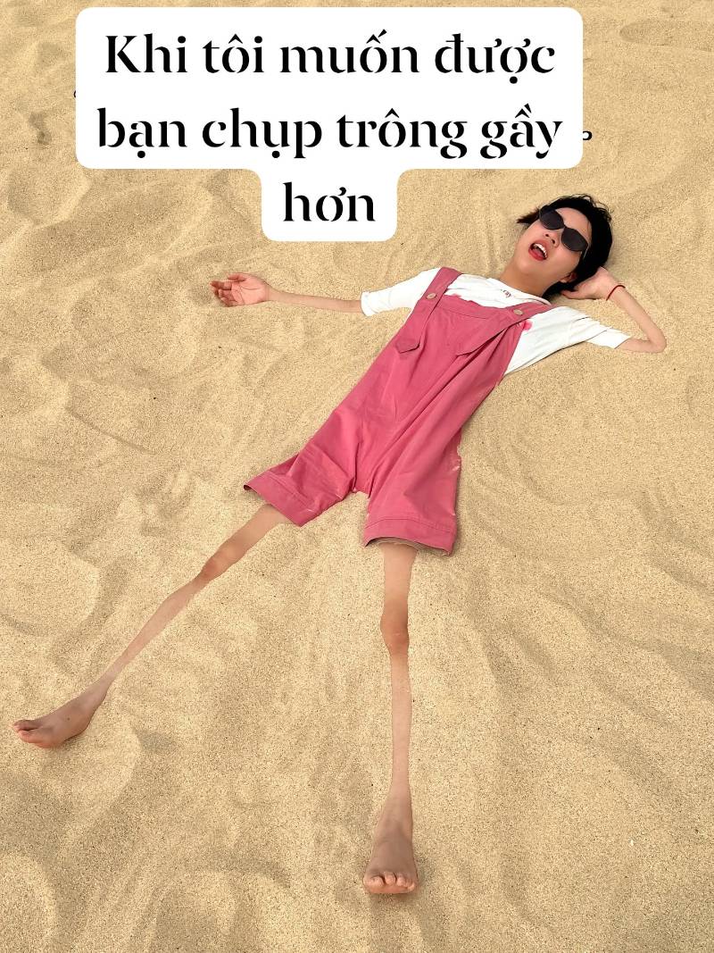 Tạo dáng chụp hình ở biển nhí nhảnh