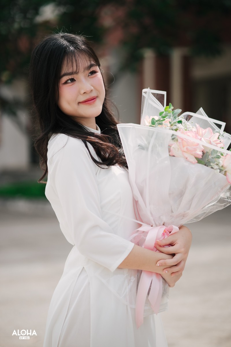 Tạo dáng chụp ảnh áo dài kỷ yếu tại Bình Dương cá nhân