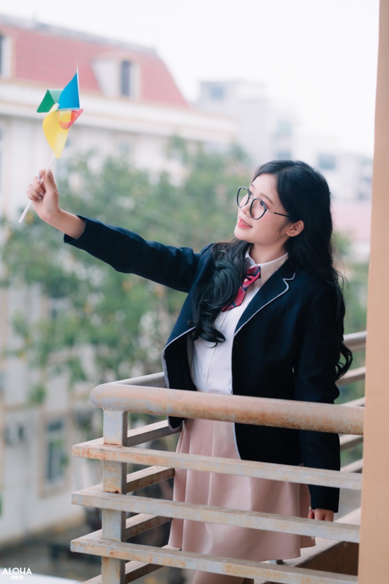 Cách Tạo Dáng Chụp Ảnh Kỷ Yếu Cho Nữ Nhìn Xa Xăm