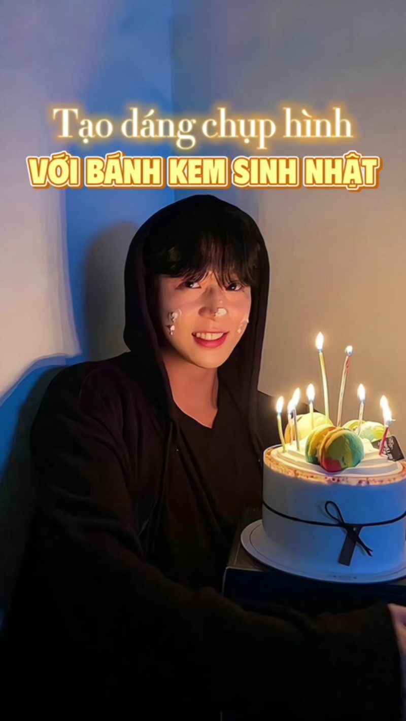 Chụp ảnh với bánh sinh nhật nam