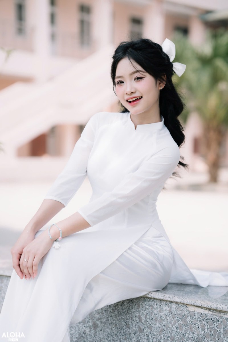 Tạo dáng chụp ảnh kỷ yếu áo dài tại Hải Dương tư thế ngồi