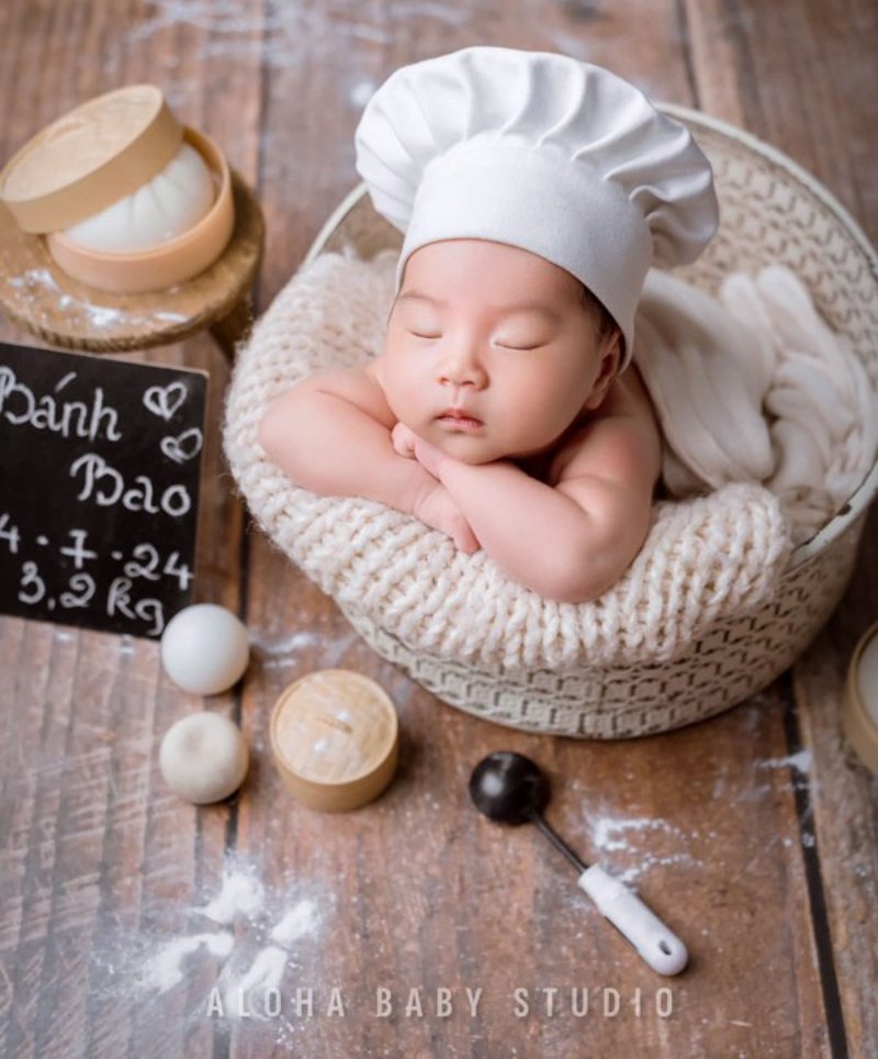 Chụp ảnh newborn cho bé gái theo concept đầu bếp hoặc đồ ăn