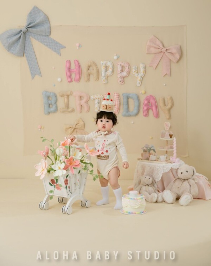 Chọn phông nền và trang phục chụp hình thôi nôi cho bé tại Quận Long Biên