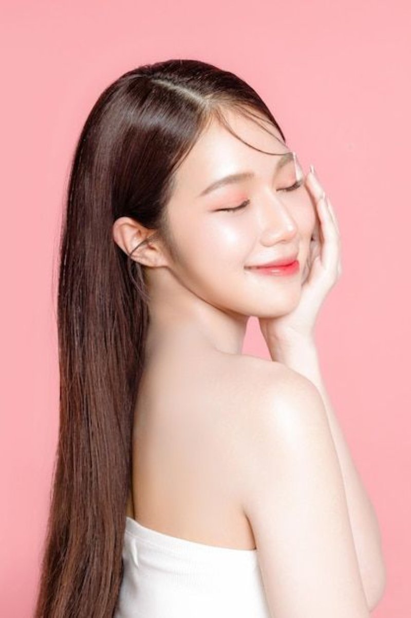 Ảnh chân dung nữ đẹp nhắm mắt mơ màng