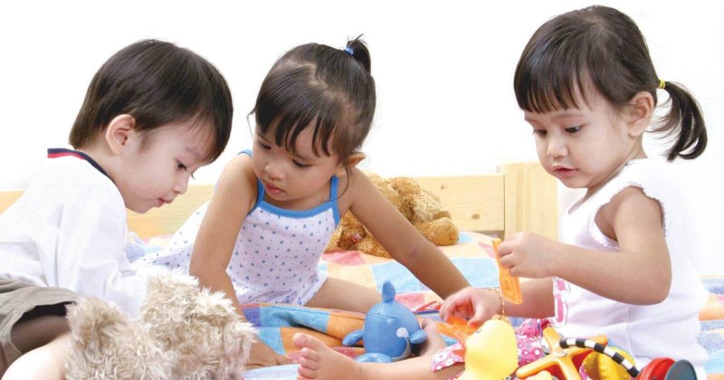 Ảnh em bé năng động chơi đùa cùng bạn bè