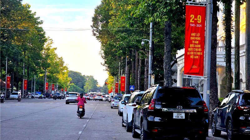 Băng rôn chào mừng Quốc khánh 2-9 trên đường Hùng Vương