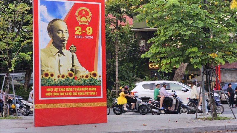 Các ngã tư có tầm nhìn thoáng, rộng được đặt các hình ảnh tuyên truyền khổ lớn chào mừng 79 năm Quốc khánh 2-9
