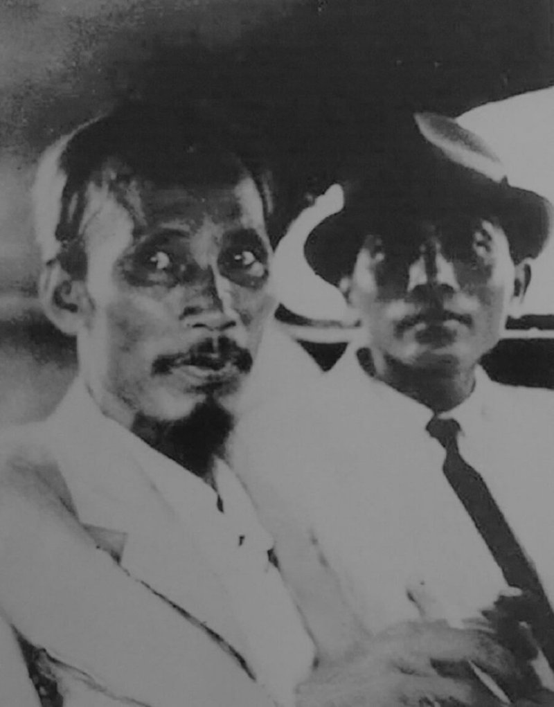 Chủ tịch Hồ Chí Minh và Đại tướng Võ Nguyên Giáp ngày 2-9-1945