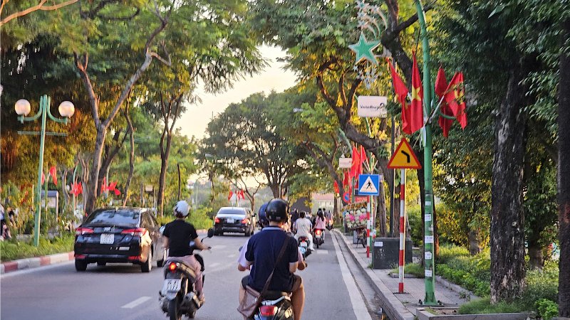 Đường Thanh Niên rực rỡ sắc đỏ của màu cờ