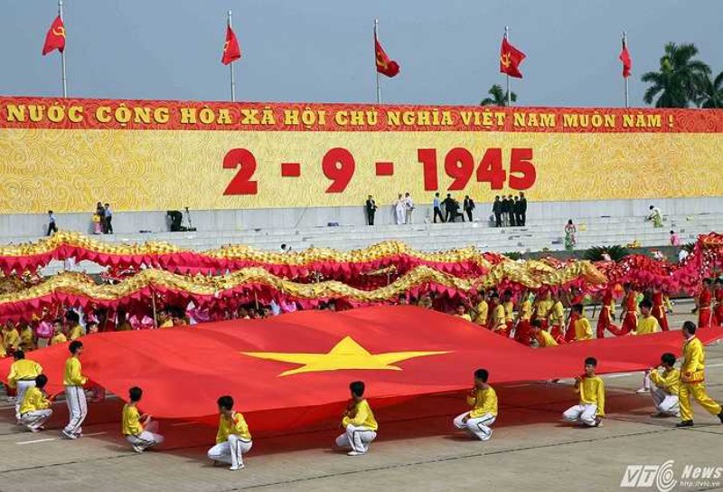 Hình ảnh 2-9 lễ diễu hành, bắn pháo hoa, văn nghệ