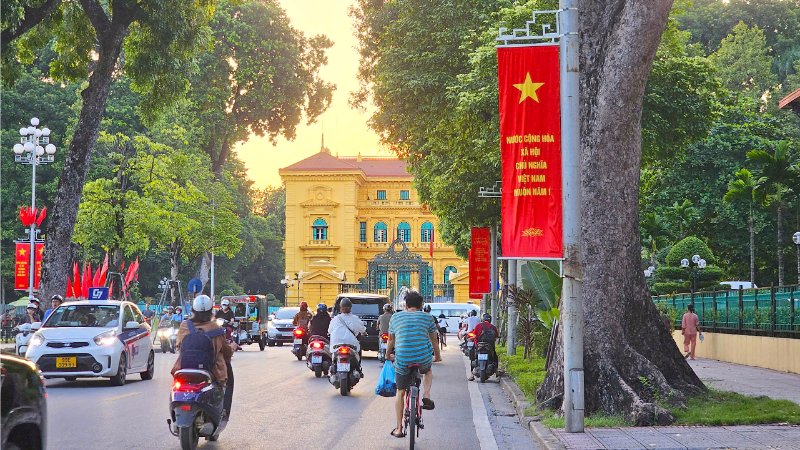 Hình ảnh 2-9 trang hoàng đường phố
