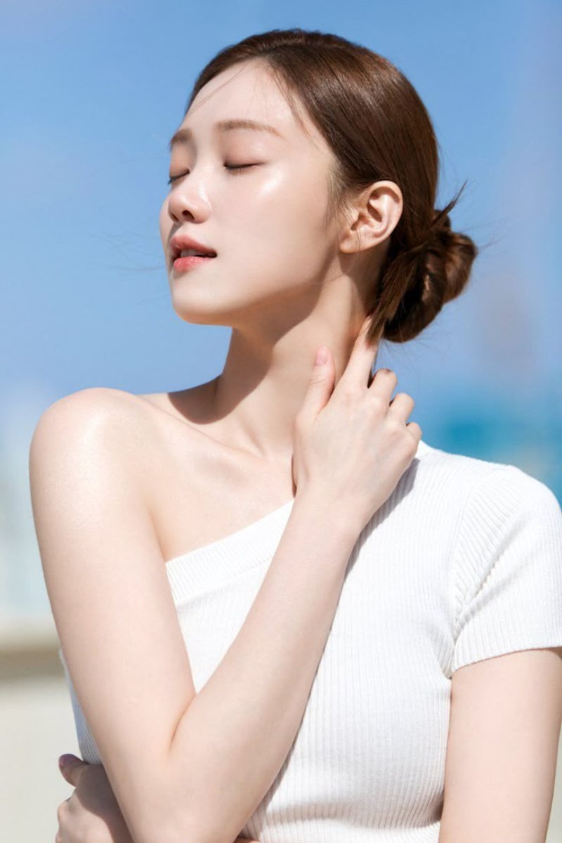 Hình ảnh chân dung nữ nhắm mắt mơ màng