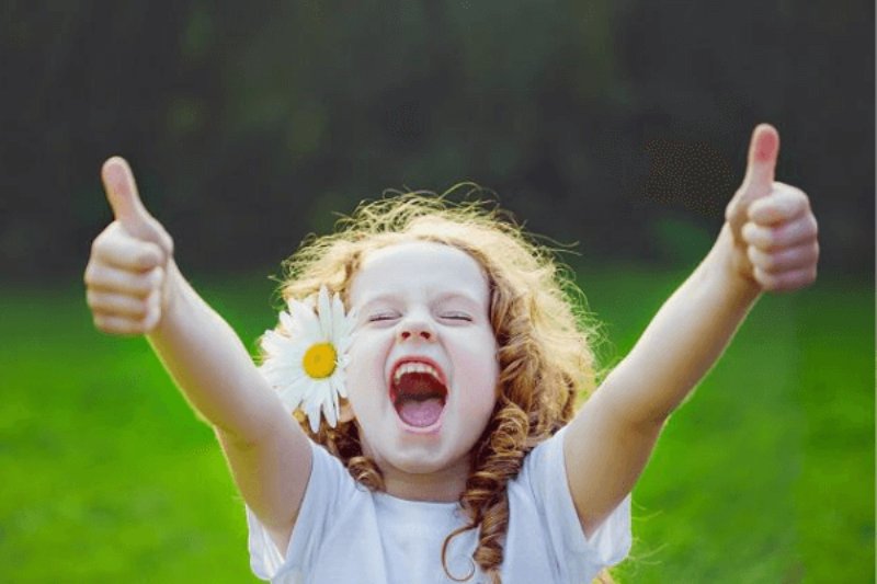 Hình ảnh đẹp ngày Quốc tế Thiếu nhi 16 bé cười thích thú