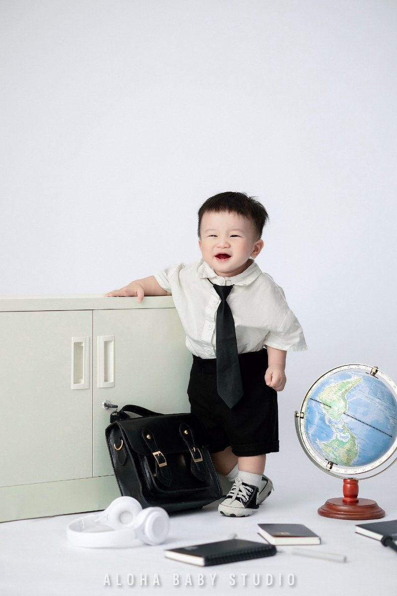 Hình em bé dễ thương làm hình nền cho điện thoại
