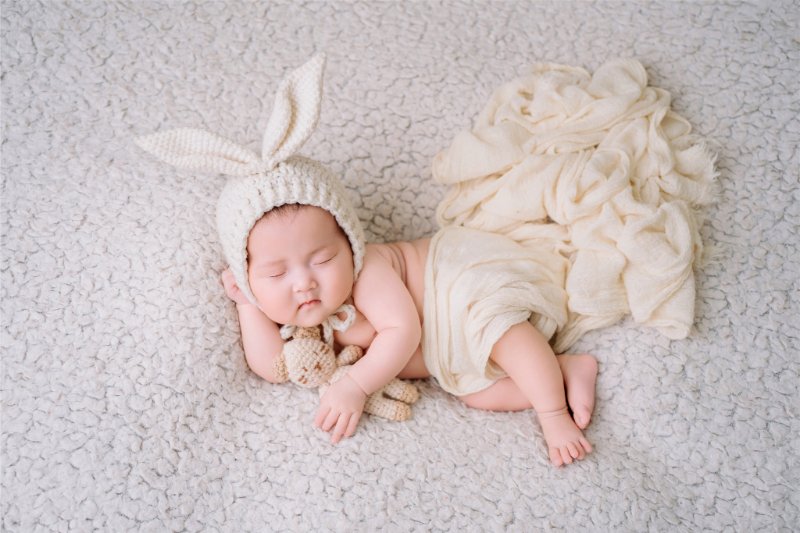 Hình em bé dễ thương làm hình nền cho máy tính