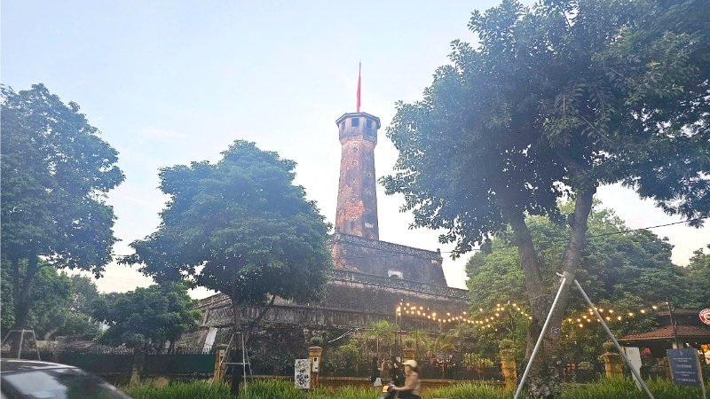 Lá cờ đỏ sao vàng tung bay trên Cột cờ Hà Nội
