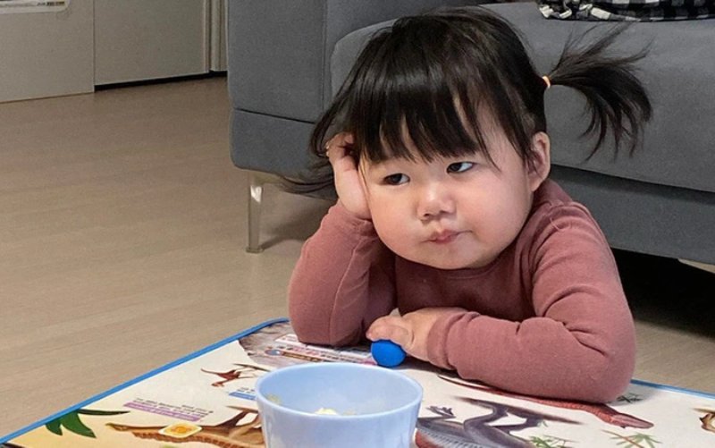 Meme hình em bé giận dỗi, ăn vạ dễ thương