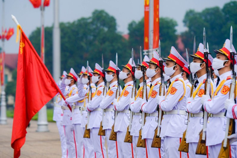 Nghi lễ Thượng cờ trên quảng trường được Chính phủ phê duyệt vào 19-5-2001 nhân dịp kỷ niệm 111 năm ngày sinh Chủ tịch Hồ Chí Minh