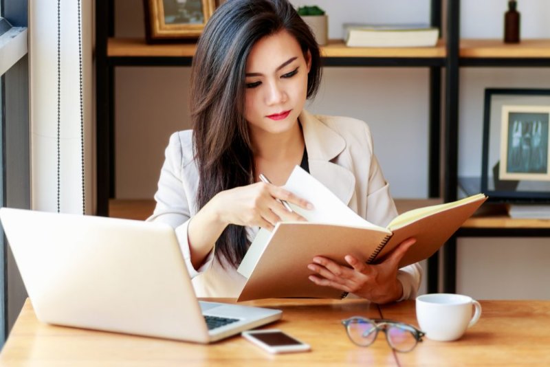 Tạo dáng ngồi bàn làm việc khi chụp ảnh beauty doanh nhân