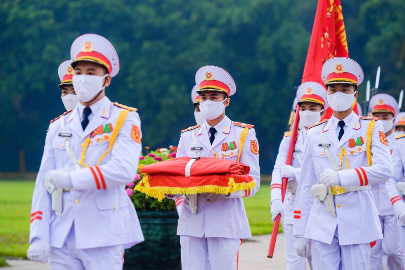 Tổ Quốc kỳ tiến về cột cờ để chuẩn bị thực hiện nghi lễ