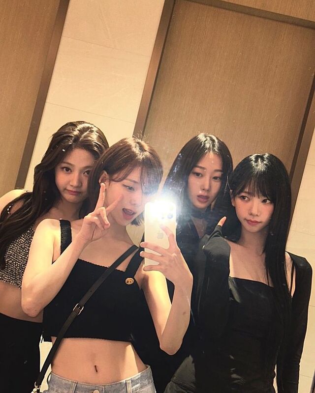 Ảnh selfie nhóm nữ thân thiết