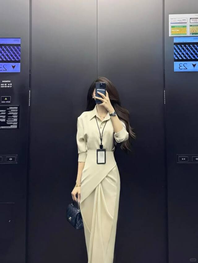 Ảnh doanh nhân nữ mặc váy thanh lịch, nữ tính