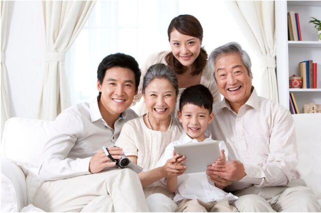 Hình gia đình đẹp in trên các sản phẩm quà tặng độc đáo