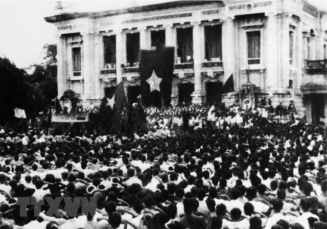 Ngày 19/8/1945,Cuộc mít tinh tại quảng trường Nhà hát lớn Hà Nộ hưởng ứng cuộc Tổng khởi nghĩa giành chính quyền