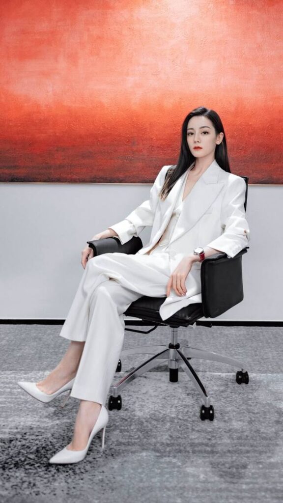 Ảnh nữ doanh nhân thành đạt tại văn phòng cao cấp