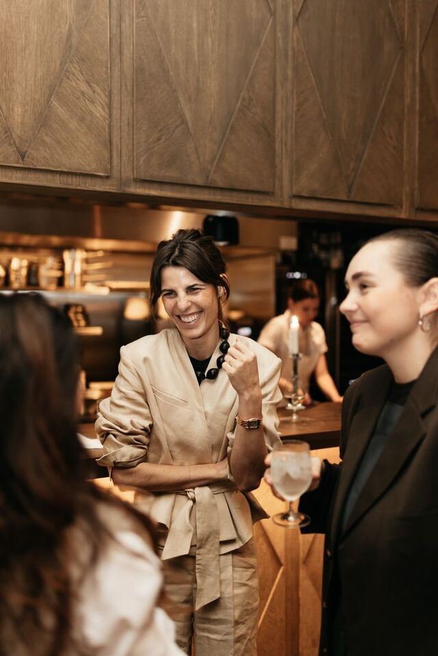 Ảnh doanh nhân nữ trẻ đang networking, giao lưu tại sự kiện