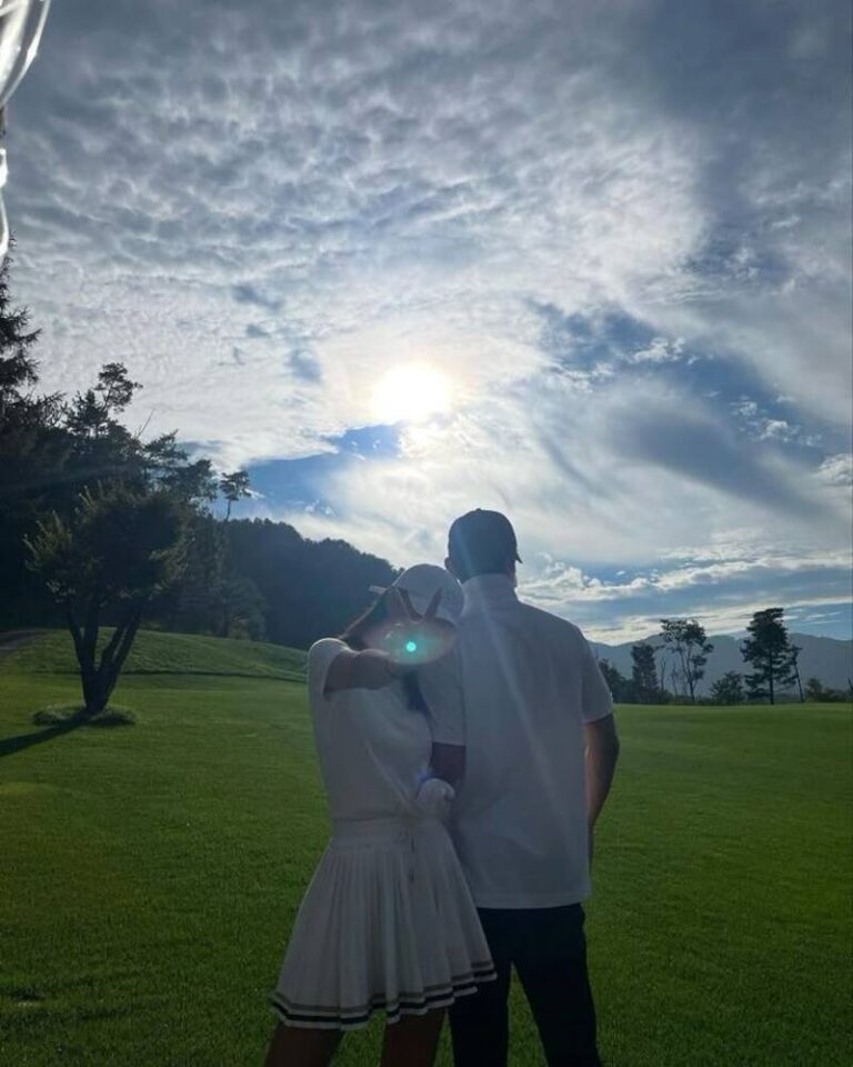 Chụp couple giấu mặt trong studio