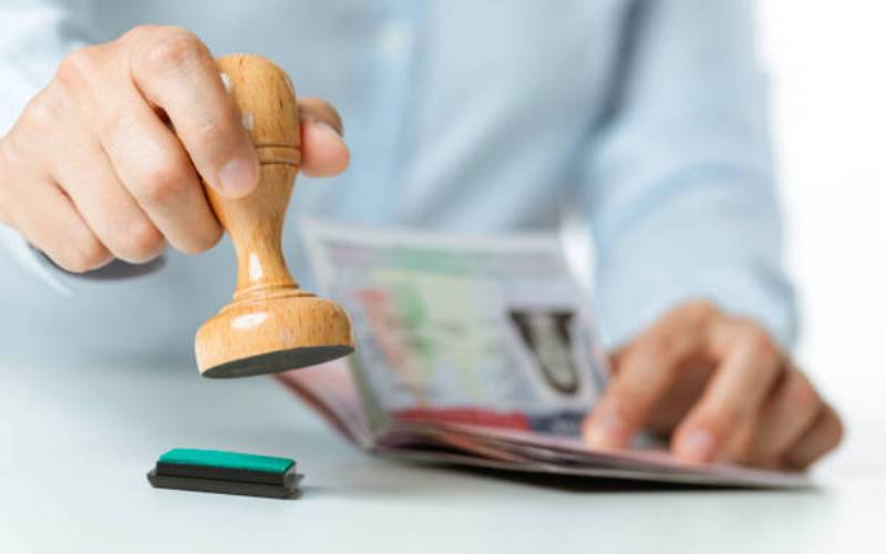 Ảnh hộ chiếu có cần công chứng hay dấu mộc không?