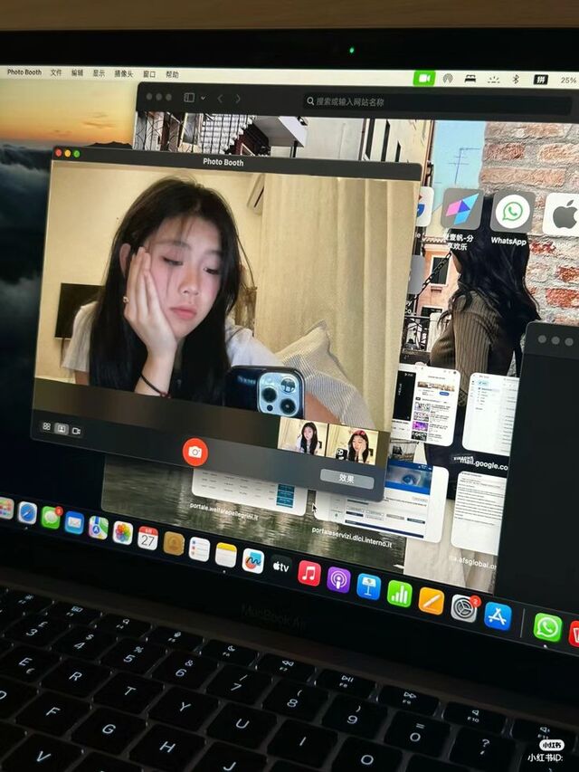 Ảnh tự chụp với sách, cà phê, laptop